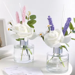 Ensemble de diffuseur à roseaux en verre décoratif avec des roses blanches artificielles