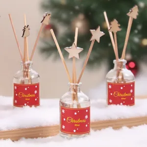 Ensemble de diffuseur de Noël avec étiquette rouge et bâtonnets en bois, parfum 50ml.