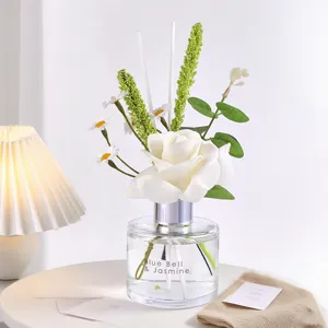 Diffuseur de parfum avec fleurs artificielles de roses blanches et flacon en verre