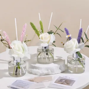 Ensemble de diffuseur de parfum en verre avec roses blanches artificielles pour la maison.