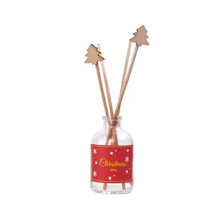 Ensemble de diffuseur de parfum de Noël avec bâtonnets décoratifs et flacon en verre.