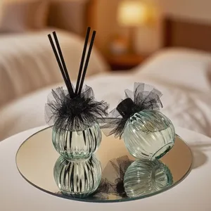 Detalle de frascos de aromaterapia de vidrio estriado con elegante encaje negro