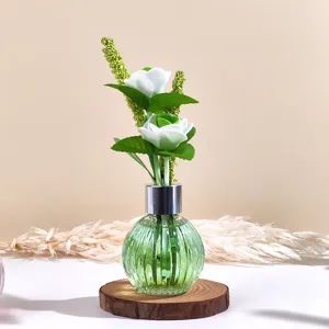 Minimalistische Glas Aroma Flasche mit künstlichen weißen Rosen, ideal für die Inneneinrichtung.