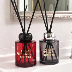 Set diffusore aromaterapia stile hotel di lusso con bastoncini rattan nero e flacone.