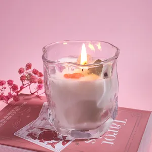Gros plan détaillé de la bougie parfumée aux cristaux en verre avec une ambiance chaleureuse.