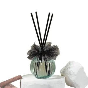 Difusor de fragancia elegante con lazo de encaje negro sobre base de piedra blanca