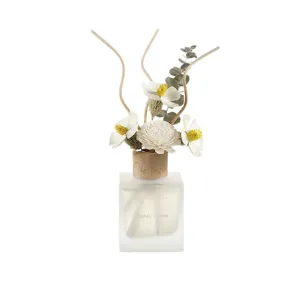 Elegante set de difusor de varillas con flores secas y frasco de vidrio esmerilado