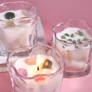 Bougie parfumee en cire de soja avec cristaux dans un verre irregulier pour decor et cadeaux.