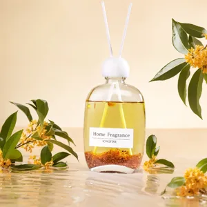 Raumduft Diffusor Glasflasche mit Duftöl und Osmanthus Blumen für dekoratives Zuhause.