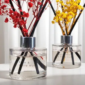 Set de botella difusor de aroma de vidrio con flores secas de colores para decoración del hogar.
