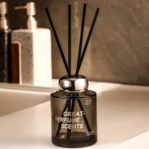 Flacone diffusore di aromaterapia in stile hotel di lusso con bacchette per bagno.