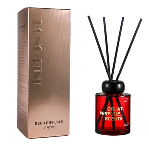 Set diffusore di aromi di lusso con flacone in vetro rosso ed elegante scatola regalo.