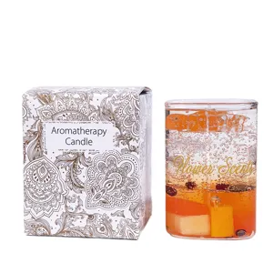 Zomerse decoratieve geurkaars in vruchtensap-design met mooie geschenkverpakking.