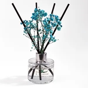 Set de difusor de aroma de varillas con flores secas azules y varillas negras hogar