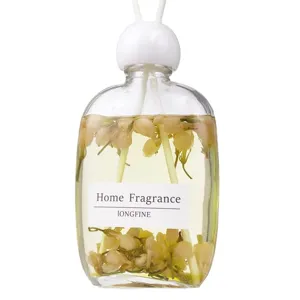 Duftdiffusor im Glas mit getrockneten Blumen und Duftstäbchen für zu Hause Zimmer.