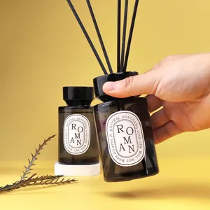 Nahaufnahme der schwarzen Raumduft Glasflasche mit elegantem ovalen Produktetikett.