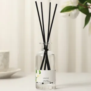 Nordischer minimalistischer Glas-Diffusor mit schwarzen Stäbchen für Raumduft und Frische.
