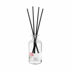 Nordischer minimalistischer Glas-Duftdiffusor mit schwarzen Stäbchen und Rosenetikett.