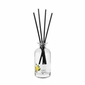 Nordischer minimalistischer Raumduft Diffusor mit schwarzen Stäben und Glasflasche.