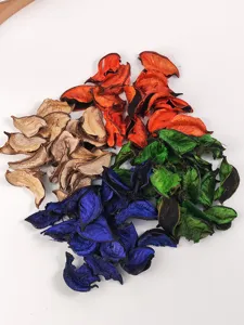 Detailansicht bunter getrockneter Baumwollschalen Potpourri, natürliches Aromatherapie Material.