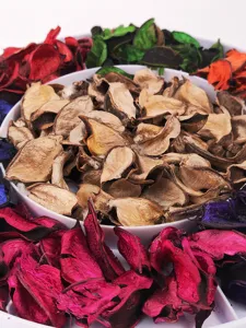 Getrocknete Baumwollkapseln Potpourri und bunte Blumen Aromatherapie DIY Bastelmaterial.