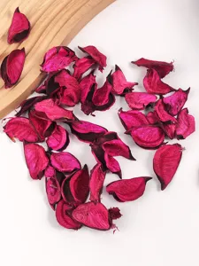 Nahaufnahme von leuchtend magenta getrockneten Duftblüten für Aromatherapie und Dekor.
