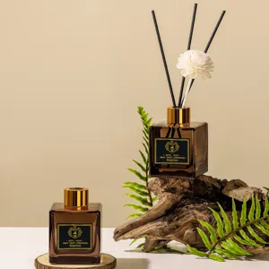 Braunes Glas Duftstäbchen Set mit Holzsockel und Blumen Stäbchen für Raumduft Deko.