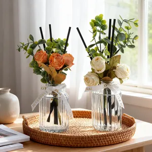 Set diffusore di aromi in vetro con fiori artificiali e bastoncini di rattan per casa.