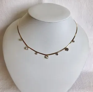Collier élégant en acier titane plaqué or 18K avec sept pierres de zircone brillantes.