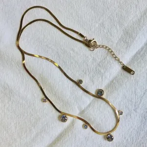 Élégant collier chaîne serpent en acier titane plaqué or 18 carats avec zircons.