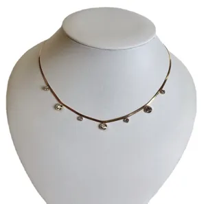 Collier chaîne serpent élégant en acier titane plaqué or 18 carats avec breloques en zircon.