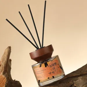 Bottiglia diffusore per aromaterapia con tappo in legno e bastoncini neri casa