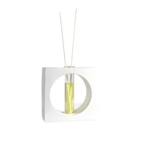 Minimalistischer geometrischer Gips-Diffusor mit Glas-Reagenzglas und ätherischem Öl