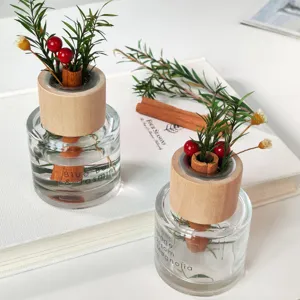 Geur diffuser glazen fles bureaudecoratie met gedroogde bloemen en kaneelstokjes.