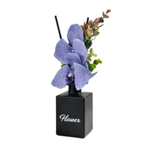Ornement d'aromathérapie florale Phalaenopsis, flacon de diffuseur noir avec orchidées violettes.