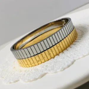 Detail van 8mm roestvrijstalen armbanden in horlogebandstijl in goud en zilver