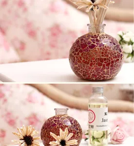 Rote Mosaik-Glas-Aromatherapieflasche mit Jasmin-Öl und Trockenblumen