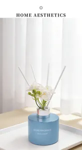 Erholsamer blauer Raumduft mit weißen Blumen-Stäbchen für gemütliches Zuhause Schlafzimmer.