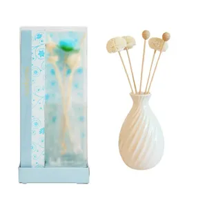 Minimalistisches weißes Keramik-Aroma-Diffusor-Set mit dekorativen Trockenblumen für Zuhause.