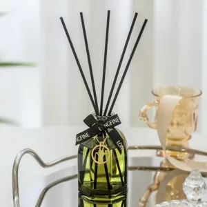 Glas-Duftdiffusor Set mit schwarzen Stäbchen und goldenem Anhänger für Raumduft.