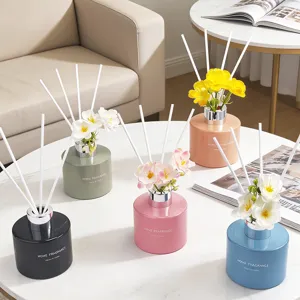 Heimduft Raumdiffusor Set mit dekorativen Blumen und Duftstäbchen für moderne Wohnzimmer.