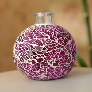 Frasco decorativo de aromaterapia de vidrio mosaico púrpura con textura craquelada retro.