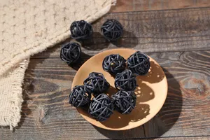 Vue détaillée de boules en rotin noir faites main, sphères en osier pour décoration.