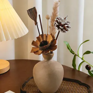 Vaso diffusore di aromi in ceramica con bouquet di fiori secchi per decorazione d'interni.