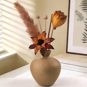 Vaso in ceramica con fiori secchi diffusore decorazione casa stile minimalista.