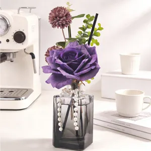 Elegante difusor de aroma con rosas moradas para la decoración de interiores y el hogar.