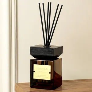 Luxury 500ml square bottle reed diffuser set with black sticks for home hotel fragrance.