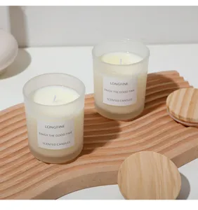 Bougie parfumée nordique en verre givré avec couvercle en bois pour la maison.