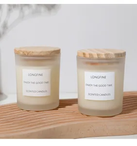 Bougie parfumée en verre givré avec couvercle en bois, vue de détail aromathérapie.