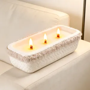 Bougie parfumée en cire de soja, texture tissée et franges, 3 mèches, décoration chaleureuse.